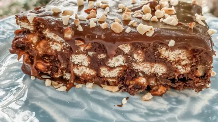 Delicioasă ciocolată albă de casă cu stafide și nuci