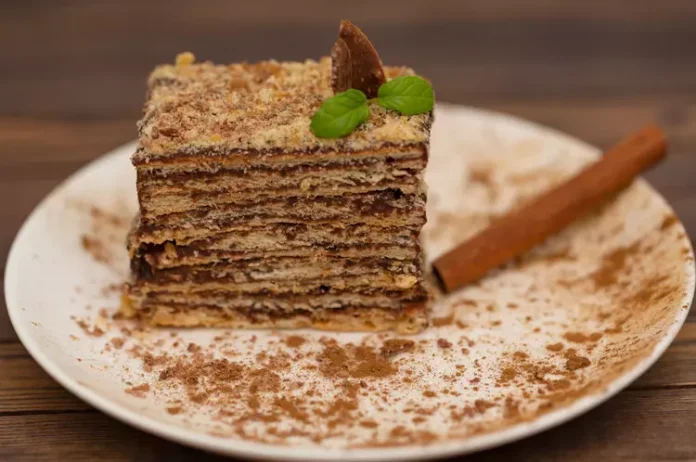 Desert cu straturi și cremă de ciocolată