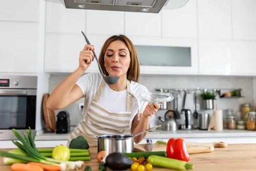 Tehnici de economisire în bucătărie: cum să eficientizezi bugetul familiei tale