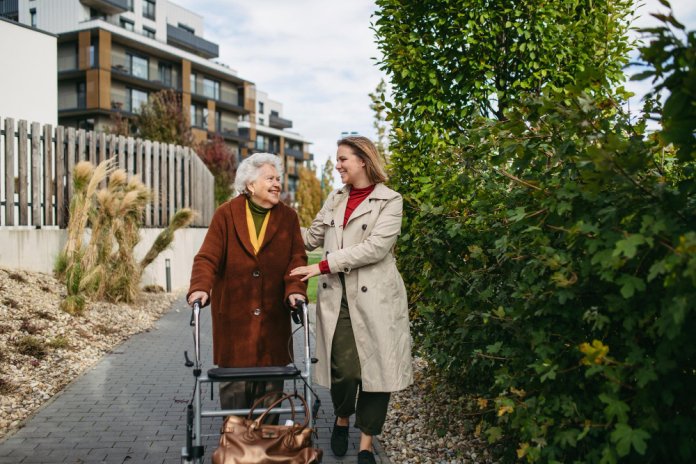 De câte ori ar trebui să îți vizitezi părintele la căminul de bătrâni?