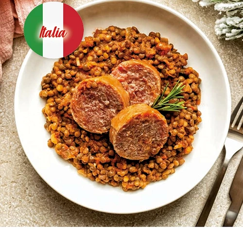 Cotechino prezentat pe un strat de linte