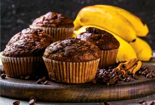 Delicioase brioșe cu ciocolată și banane