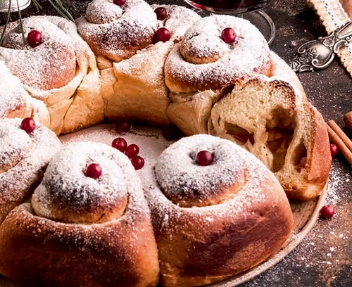 Dulce coronită cu măr