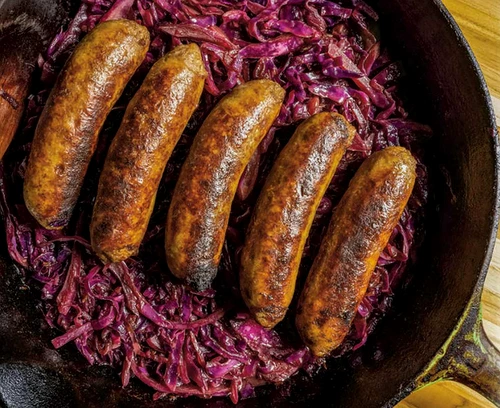 Cârnați oferiți pe un strat de varză roșie