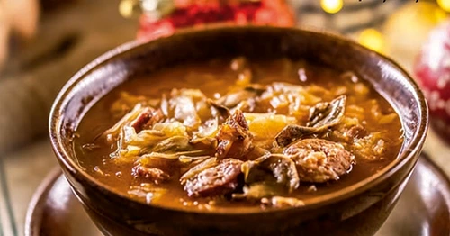 Ciorbă de varză cu cârnați