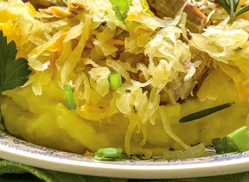Piure de cartofi însoțit de salată de varză fermentată și carne