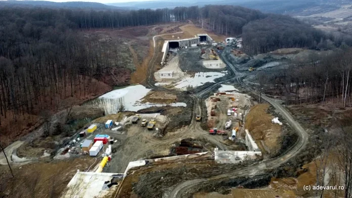 Descoperiri neașteptate sub șantierul Autostrăzii Vestului: Începerea săpării primului tunel de la Holdea.