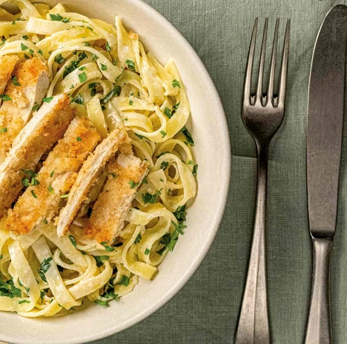 Fettuccine Alfredo cu pui breaded