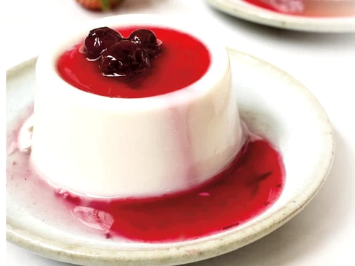 Panna cotta cu sos de căpșuni