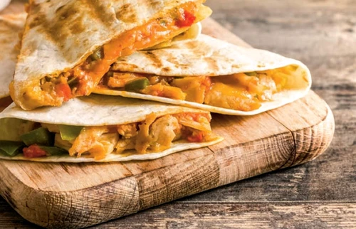 Quesadilla cu pui și cașcaval cheddar Quesadilla cu pui și cașcaval cheddar