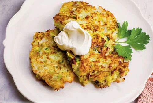 Clătite cu zucchini și sos de iaurt