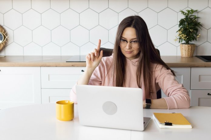 Cum arată o zi obișnuită din viața unui profesionist care trăiește din joburi online?