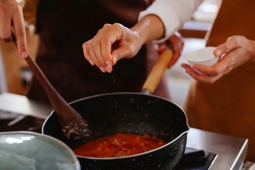 Arta gătitului cu eleganță: Metamorfoza meselor tipice în momente gastronomice memorabile