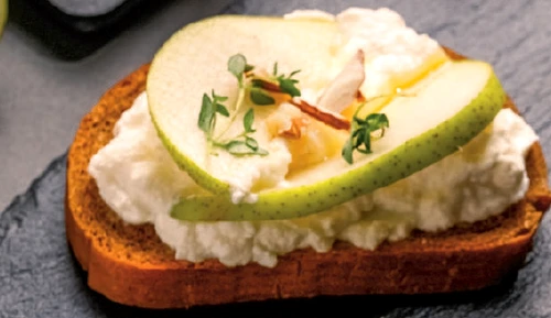 Bruschete cu ricotta și păr