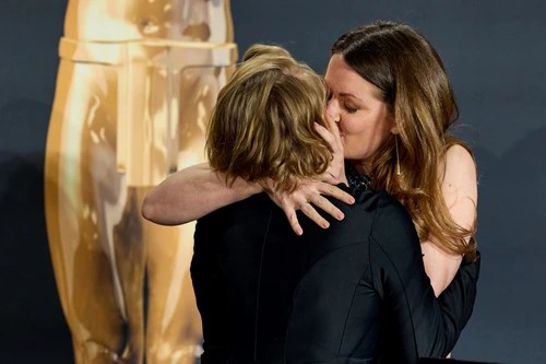 Cine îmbrățișează cel mai bine la Hollywood? Descoperă că este un star de renume!