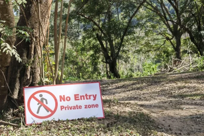 Orașul secret al miliardarilor, șters de pe Google Maps și apărat ca o cetate. Fiecare acces este marcat cu „intrare interzisă”.