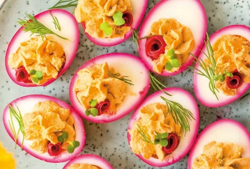 Ouă vopsite cu sfeclă