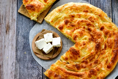 Plăcintă Dobrogeană cu brânză sărată: Secrete pentru un savor de neegalat