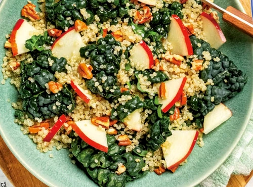 Salată de varză kale, quinoa și măr Salată de varză kale, quinoa și măr