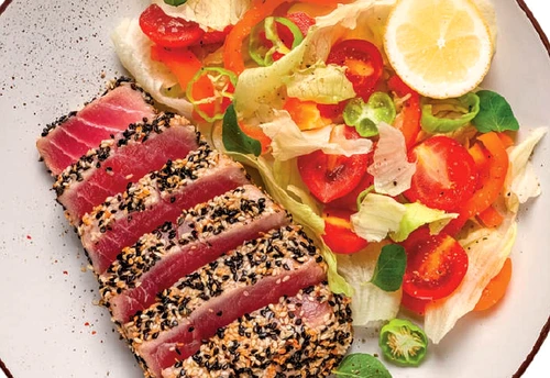 Ton roșu în crustă de semințe de susan