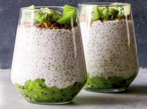 Budincă de chia cu kiwifruit