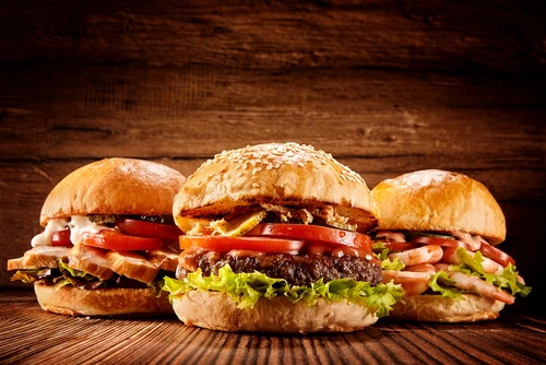 Burgerii, favoriții comenzilor online: ce au selectat românii în ultima vreme