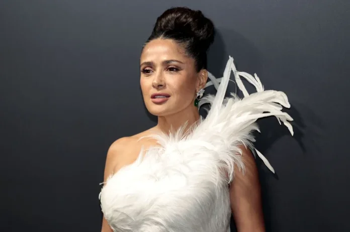 Salma Hayek, o divinitate la 59 de ani: prezență remarcabilă pe țărmul mării, la Cannes