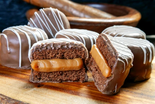 Turtă dulce îndulcită cu miere și umplută cu cremă de caramel. Delicioasă pentru oricine!