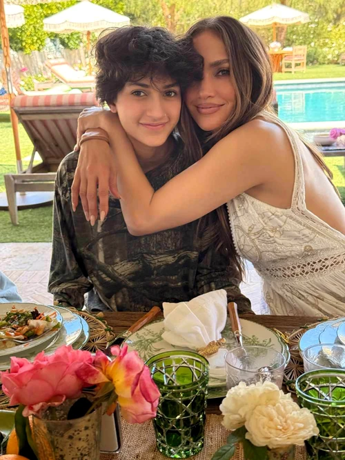 Fiul lui Jennifer Lopez a terminat liceul și a decis să își schimbe numele Fiul lui Jennifer Lopez a terminat liceul și a decis să își schimbe numele. Dar și sexul?