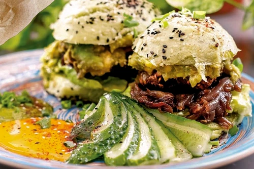 Sandwich cu legume și pastă de avocado Sandwich cu legume și pastă de avocado