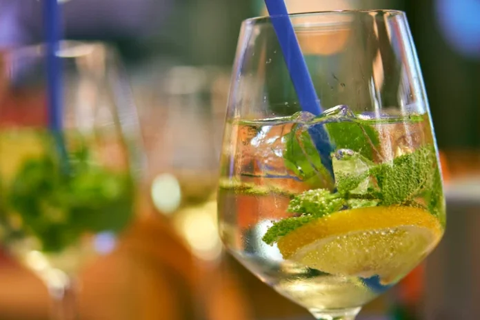 Tipurile de cancer legate de consumul de alcool: Nu există o „cantitate sigură”, iar noțiunea „un pahar pe zi” este eronată.