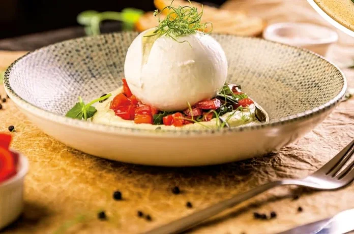 Burrata cu roșii și pastă de năut