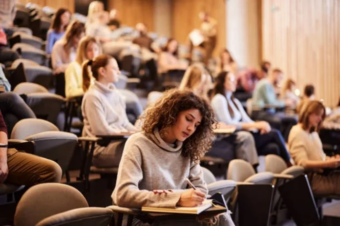 Concurența intensă pentru posturile disponibile la Universitatea din București! Facultățile cu o expansiune remarcabilă a numărului de aplicanți în 2026 Concurența intensă pentru posturile disponibile la Universitatea din București! Facultățile cu o expansiune remarcabilă a numărului de aplicanți în 2026