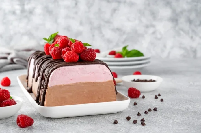 Desertul de vară irezistibil: semifreddo cu ciocolată și zmeură