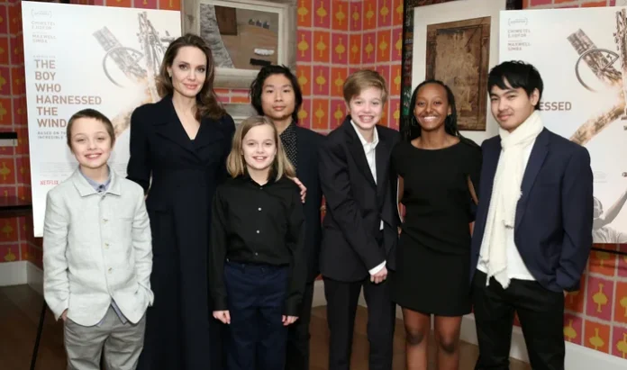 Familia Jolie-Pitt atrage din nou atenția: Vivienne a cerut modificarea numelui de familie. Familia Jolie-Pitt atrage din nou atenția: Vivienne a cerut modificarea numelui de familie.