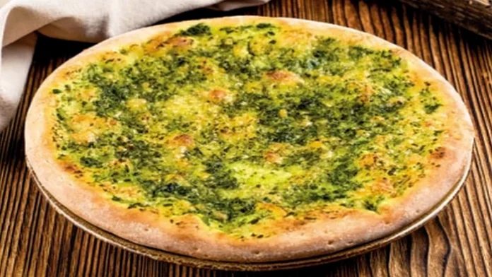Focaccia pufoasă cu pesto parfumat și parmezan – rețetă italiană ușor de preparat Focaccia pufoasă cu pesto parfumat și parmezan – rețetă italiană ușor de preparat