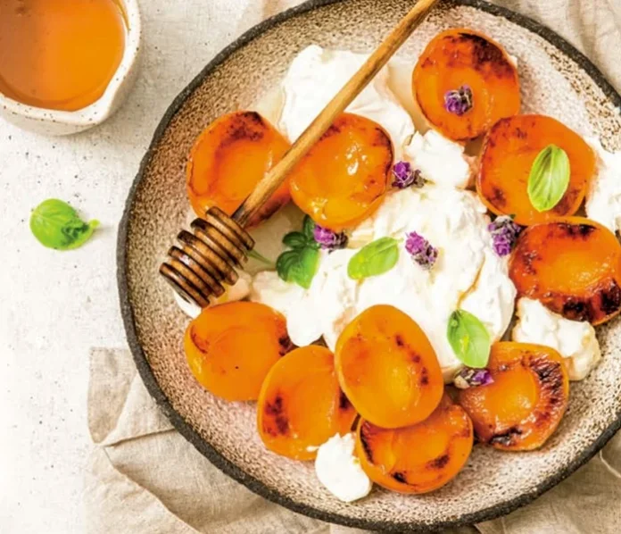 Grătar de caise cu brânză burrata și miere Grătar de caise cu brânză burrata și miere