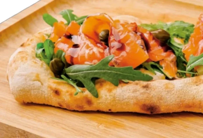 Pasta cu somon și rucola neagră proaspătă