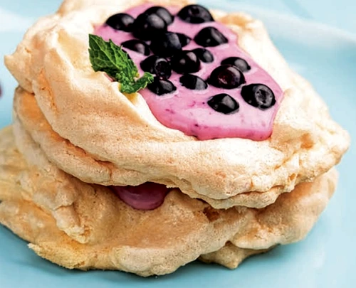Pavlova cu zmeură Pavlova cu zmeură