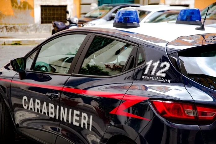 Român din Italia reținut după o partidă de sex în trei; a ținut ostatic un cuplu cu un cuțit.