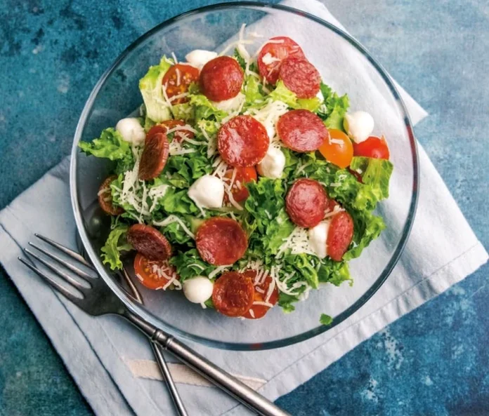 Salată cu cârnați picante și mozzarella