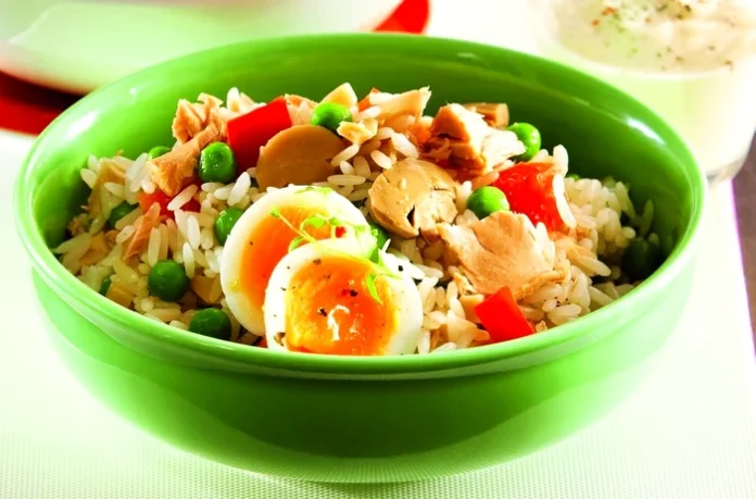 Salată de orez rece, apreciată de italieni pe timpul verii. Rețetă ușor de realizat, gătită dinainte. Salată de orez rece, apreciată de italieni pe timpul verii. Rețetă ușor de realizat, gătită dinainte.