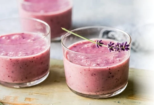 Smoothie cu flori de lavandă Smoothie cu flori de lavandă