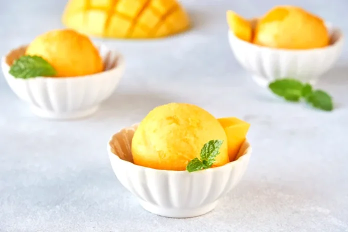 Sorbet de mango: deliciul perfect pentru zilele toride de vară, pregătit în 15 minute. Sorbet de mango: deliciul perfect pentru zilele toride de vară, pregătit în 15 minute.