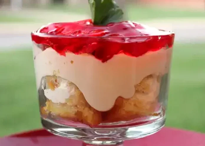Tort Twinkie cu căpșuni, fără gătire: deliciul ideal pentru a răsfăța dorința de dulce. Tort Twinkie cu căpșuni, fără gătire: deliciul ideal pentru a răsfăța dorința de dulce.