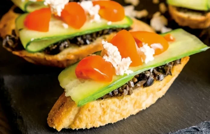 Crostini grecești cu brânză feta și legume proaspete