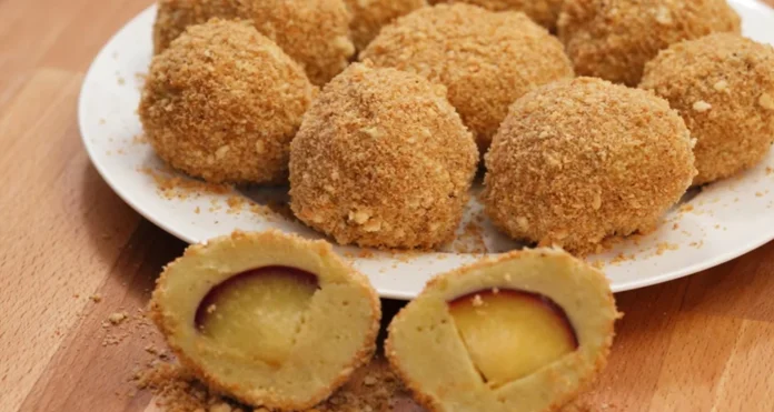 Desert perfect tradițional pentru zilele de toamnă: Găluște cu prune realizate pas cu pas.