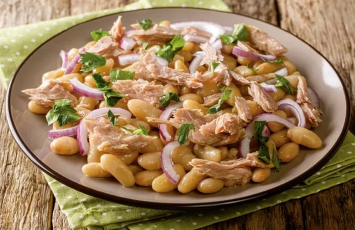 Salată cu fasole și ton
