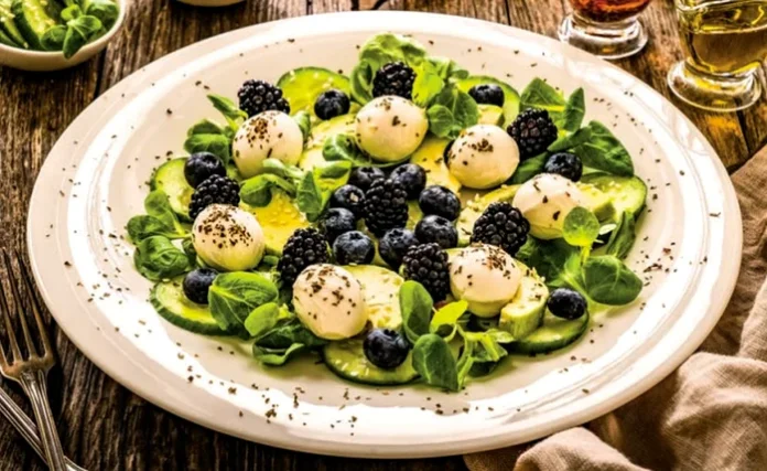 Salată cu mozzarella, fructe de pădure și zmeură Salată cu mozzarella, fructe de pădure și zmeură