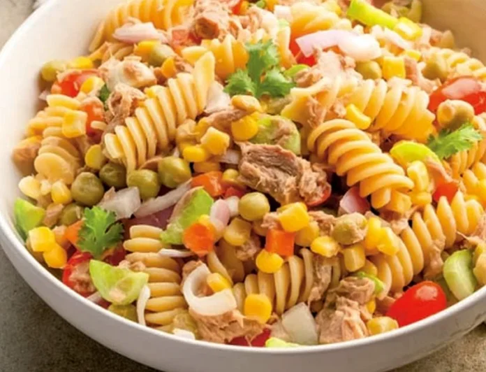 Salată de paste cu ton și legume – un fel de mâncare rapid, gustos și nutritiv Salată de paste cu ton și legume – un fel de mâncare rapid, gustos și nutritiv